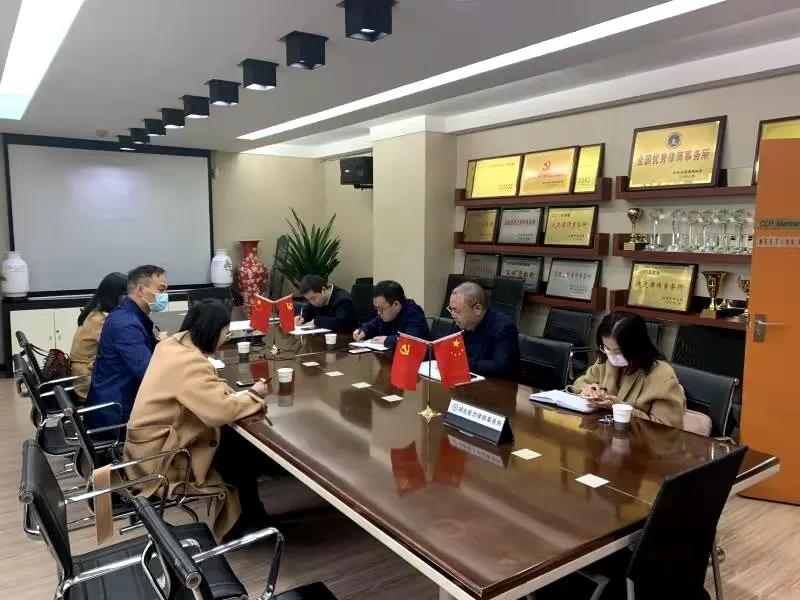 市律师行业党委委员雷春华、市律协副会长高明、副秘书长王玮前往五峰县及城区部分律所开展调研活动